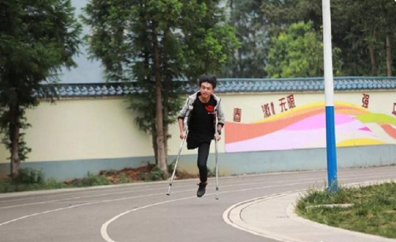 独腿少年高艳能7岁双腿截肢中考拒绝免考拄双拐跑1000米