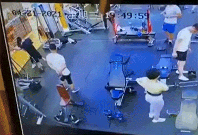 爆笑的动图：论断头舞，我敢说你还不如一只鸡