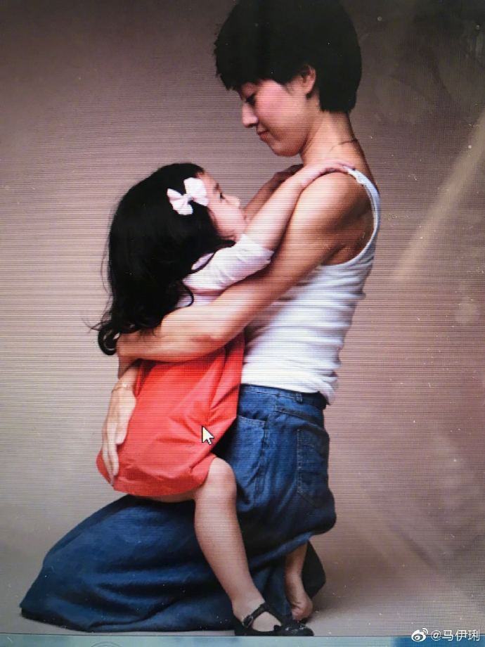 马伊琍庆祝小女儿8岁生日,母女跪地拥抱超温馨!