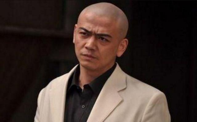 朱亚文光头造型引热议一身黑色造型满满的反派即视感