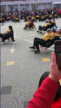 GIF趣图：就看这个体格，难怪人家能生双胞胎