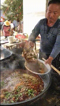GIF趣图：就看这个体格，难怪人家能生双胞胎