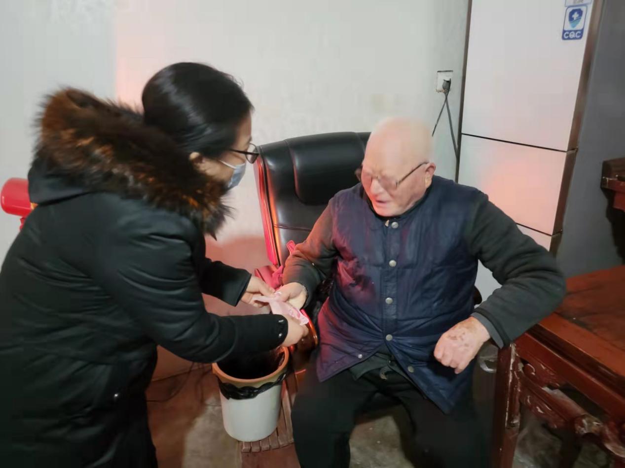 开封祥符区人社局：春节慰问老干部老党员 浓浓关怀暖人心