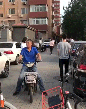 有趣的GIF图片：天下没有一口奶是免费的！