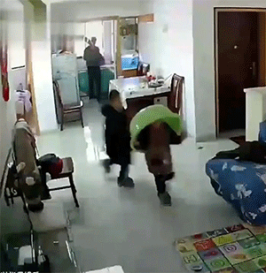 监控拍下的那些不可思议的画面GIF动图！