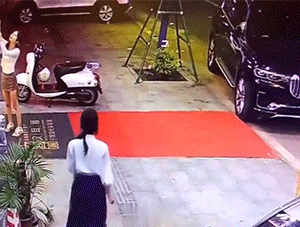 监控拍下的那些不可思议的画面GIF动图！