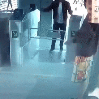 搞笑GIF动图：指一下鱼，就被鱼骂了一顿！