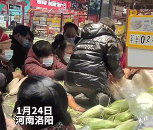搞笑GIF动图：指一下鱼，就被鱼骂了一顿！