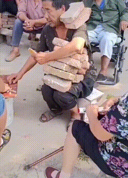 搞笑GIF动图：指一下鱼，就被鱼骂了一顿！