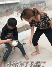 搞笑GIF动图：指一下鱼，就被鱼骂了一顿！