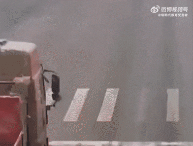 搞笑GIF动图：指一下鱼，就被鱼骂了一顿！