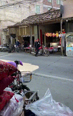 搞笑GIF动图：指一下鱼，就被鱼骂了一顿！
