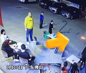 精彩搞笑动图：狗东西，为了那事情，啥都装得出来