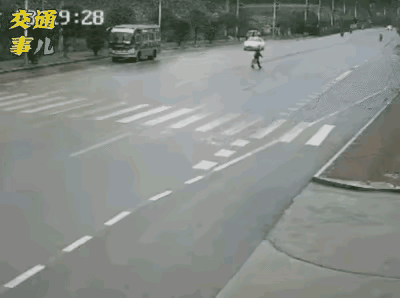 精彩搞笑动图：狗东西，为了那事情，啥都装得出来