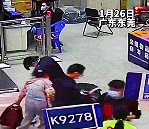 精彩搞笑动图：狗东西，为了那事情，啥都装得出来