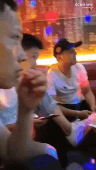 沙雕GIF图：没点毅力，这饭真吃不到最后一道菜！