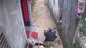 第二波：监控拍下的那些不可思议的画面GIF动图！
