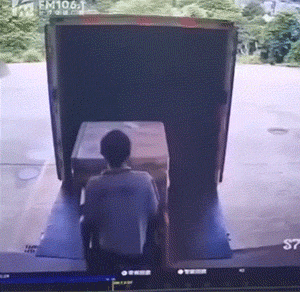 第二波：监控拍下的那些不可思议的画面GIF动图！