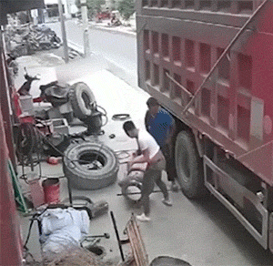 第二波：监控拍下的那些不可思议的画面GIF动图！