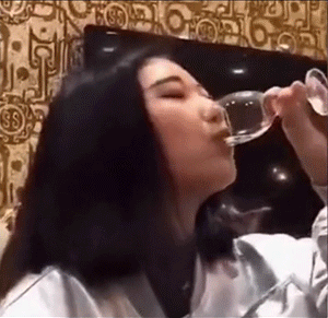 女生醉酒百态GIF，女人喝醉了的动图