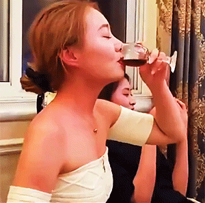 女生醉酒百态GIF，女人喝醉了的动图