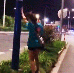 女生醉酒百态GIF，女人喝醉了的动图