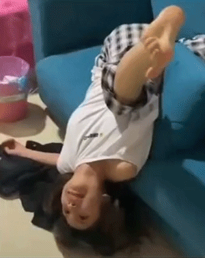 女生醉酒百态GIF，女人喝醉了的动图