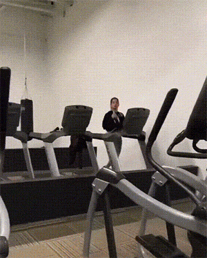 笑晕的GIF：没有做不到，只有想不到的。。。