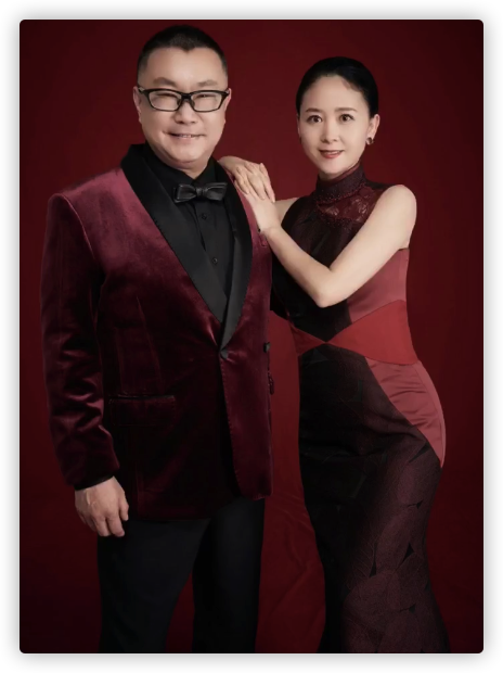 尹相杰妻子庆结婚一周年,公开唯美婚纱照,连换4套礼服身姿婀娜_深圳