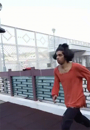 搞笑动态图：衣锦还乡是什么感觉！