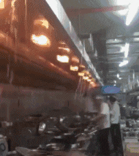 搞笑动态图：衣锦还乡是什么感觉！