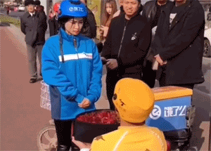 有趣动图：飞机降维打击大卡车