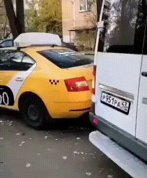 有趣动图：飞机降维打击大卡车