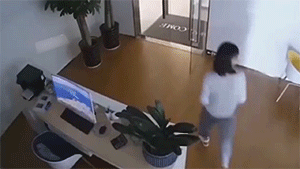 第三波：监控拍下的那些不可思议的画面GIF动图！