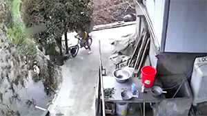 第三波：监控拍下的那些不可思议的画面GIF动图！