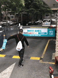 搞笑GIF动图：浑身肌肉的世界冠军，居然被一块肉征服了