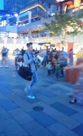 搞笑GIF动图：浑身肌肉的世界冠军，居然被一块肉征服了