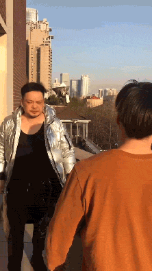 搞笑GIF动图：浑身肌肉的世界冠军，居然被一块肉征服了