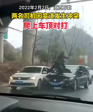 有趣动态图：跟着姑娘打架，我永远发不出第二声闷哼