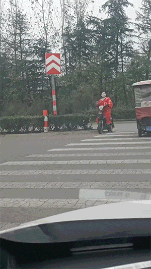 有趣动态图：跟着姑娘打架，我永远发不出第二声闷哼