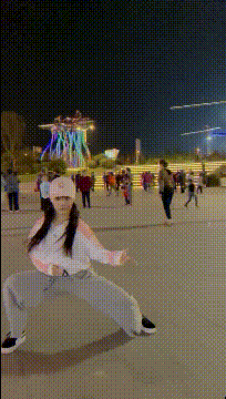 有趣动态图：跟着姑娘打架，我永远发不出第二声闷哼
