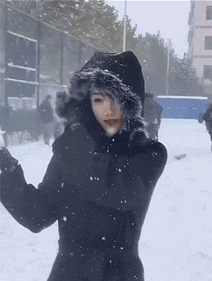 搞笑GIF：别以为你会玩雪？其实是雪玩你！