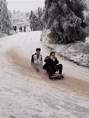 搞笑GIF：别以为你会玩雪？其实是雪玩你！