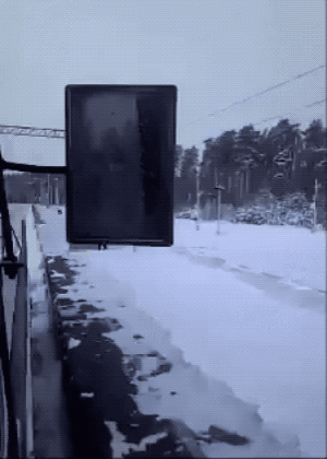 搞笑GIF：别以为你会玩雪？其实是雪玩你！