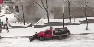 搞笑GIF：别以为你会玩雪？其实是雪玩你！