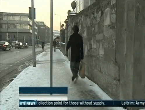 搞笑GIF：别以为你会玩雪？其实是雪玩你！