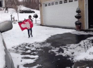 搞笑GIF：别以为你会玩雪？其实是雪玩你！