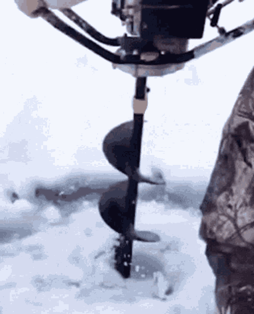 搞笑GIF：别以为你会玩雪？其实是雪玩你！