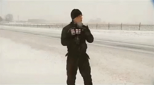 搞笑GIF：别以为你会玩雪？其实是雪玩你！