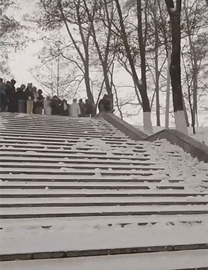 搞笑GIF：别以为你会玩雪？其实是雪玩你！